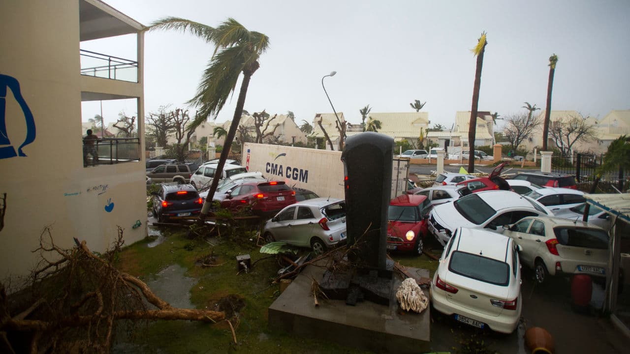 Todos
<b> los autos del estacionamiento </b>en este hotel de la isla de San Martin amontonados y muchos de ellos inservibles por las fuertes lluvias e inundaciones.