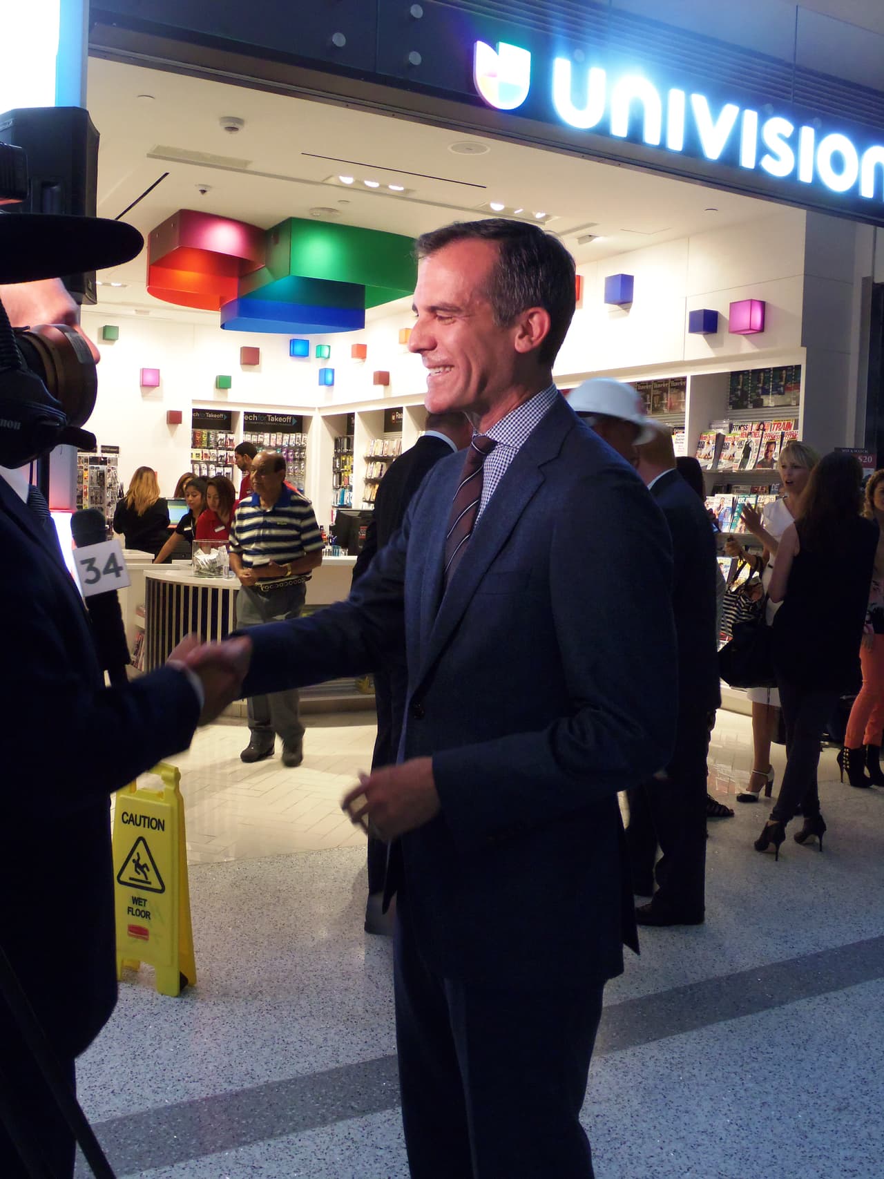 Así se festejó la inauguración de la tienda de Univision en LAX