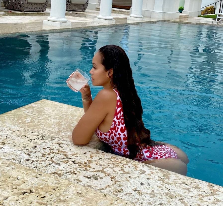 Según la información, Lozada viajó recientemente a Miami para quedarse con el cantante en su mansión de esa ciudad.
<br>