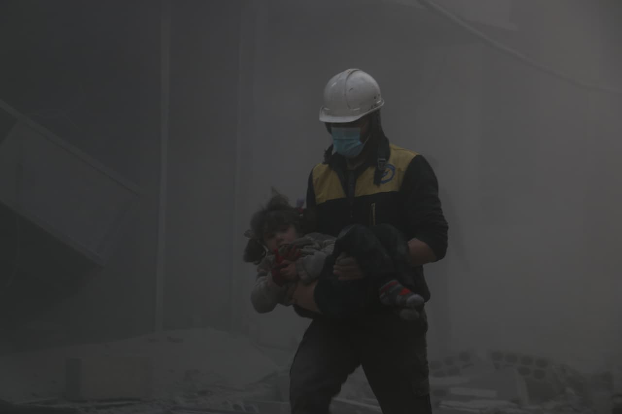 23 de febrero. Un oficial de defensa civil rescata a un bebé entre los escombros de Arbin.