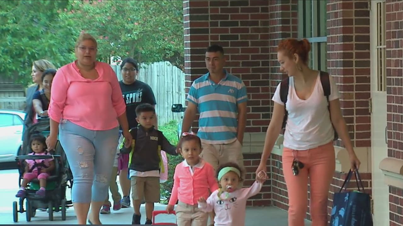 Separación de niños y padres en el primer día de escuela