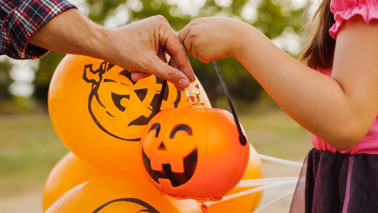 <h3 class="cms-H3-H3">Downtown Dallas: el recorrido clásico </h3>
<b><a href="https://www.visitdallas.com/it/events/trick-or-treat-on-downtown-streets-2/" target="_blank">Trick-or-Treat on Downtown Streets</a></b>
<br>El centro de Dallas se llena de niños pidiendo dulces entre los edificios. El mapa de comercios participantes se publica unos días antes y las cubetas gratis se reparten hasta agotar existencias.
<br>
<b>📅 Jueves 31 de octubre, de 4:00 a 7:00 p. m.</b>
<br>📍 
<a href="https://share.google/LvwO4sktbU9OrlLOn" target="_blank">1902 Main Street Dallas</a>
<br>🎟️ Gratis