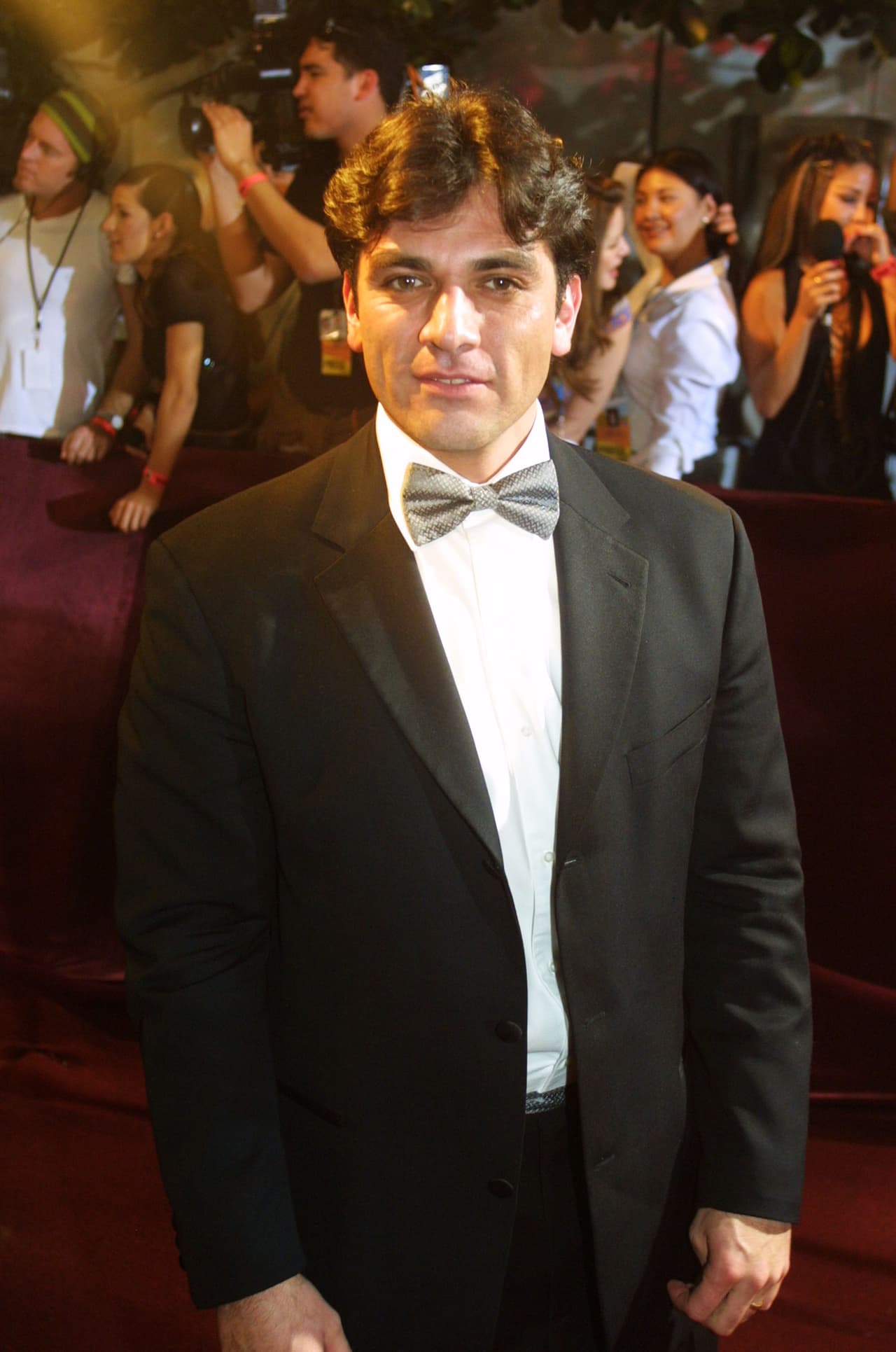 Jorge Salinas desfiló por la alfombra de Premio Lo Nuestro en el año 2002. En esa ocasión, el actor fue presentador del premio a la revelación del año en la categoría regional mexicano.