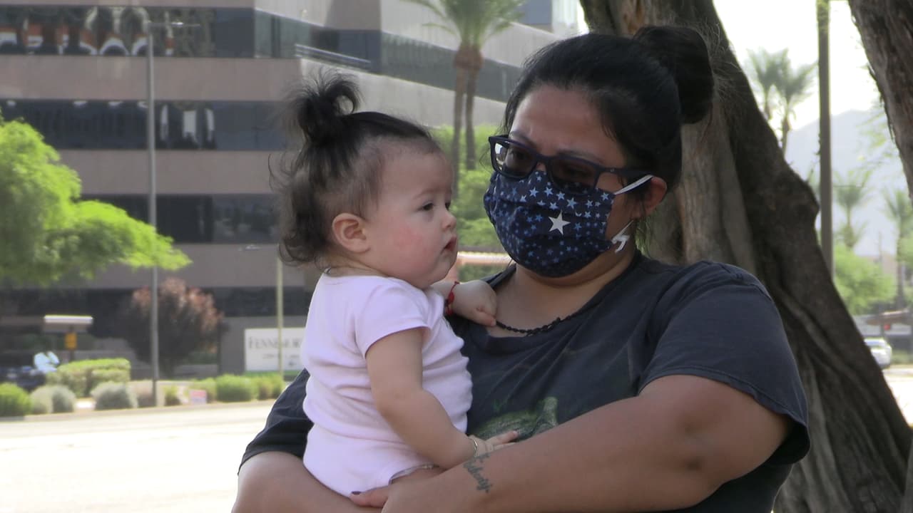Decenas de personas protestan frente a la oficina de la senadora Martha McSally.