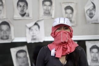 Algunos de los manifestantes marchan con la cara tapada y armados con palos y tubos