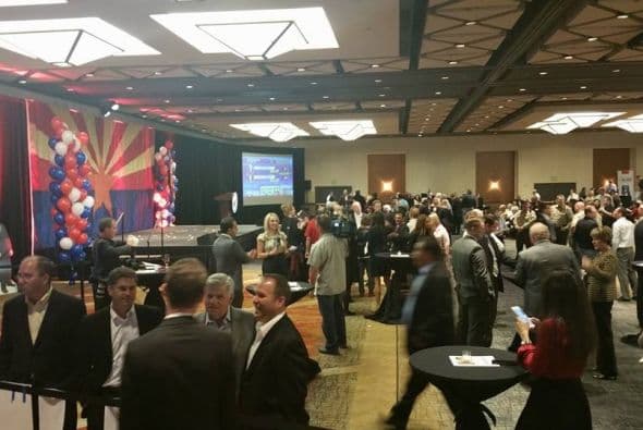 En una de las elecciones más reñidas y anticipadas, los candidatos republicano Doug Ducey y el demócrata Fred Duval esperan los resultados.  