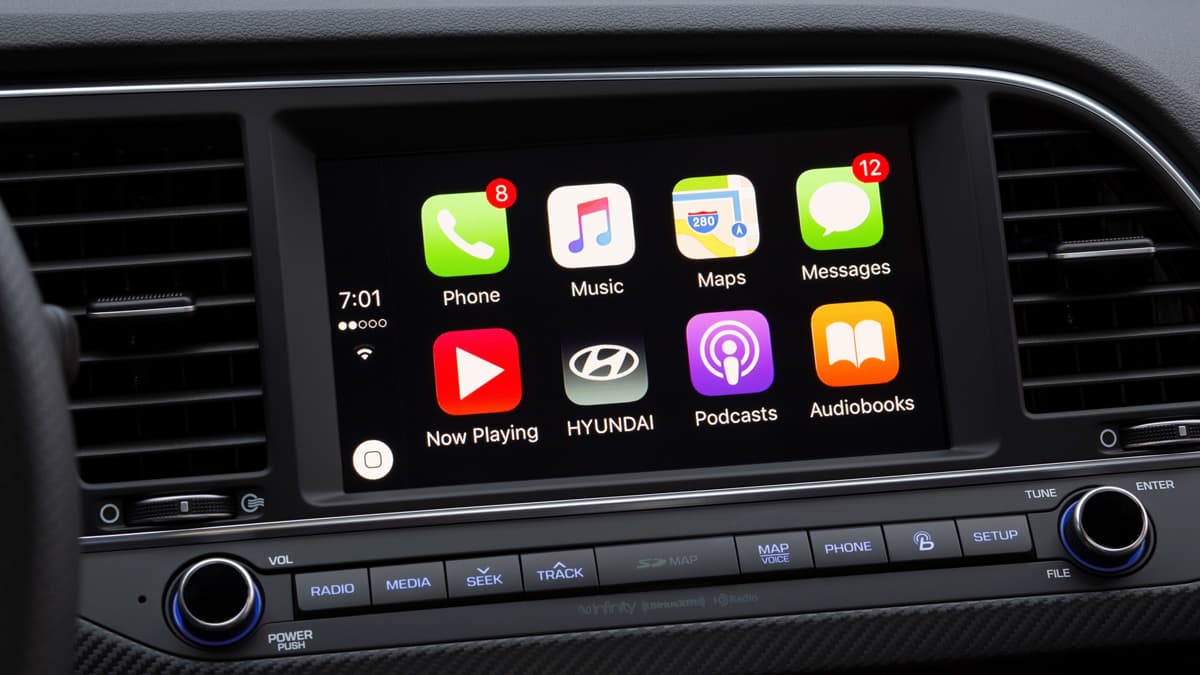 En el habitáculo aparece en posición central una pantalla de 7 pulgadas con la más reciente versión de Blue Link, el sistema de información y entretenimiento ahora compatible con Android Auto y Apple Car Play.