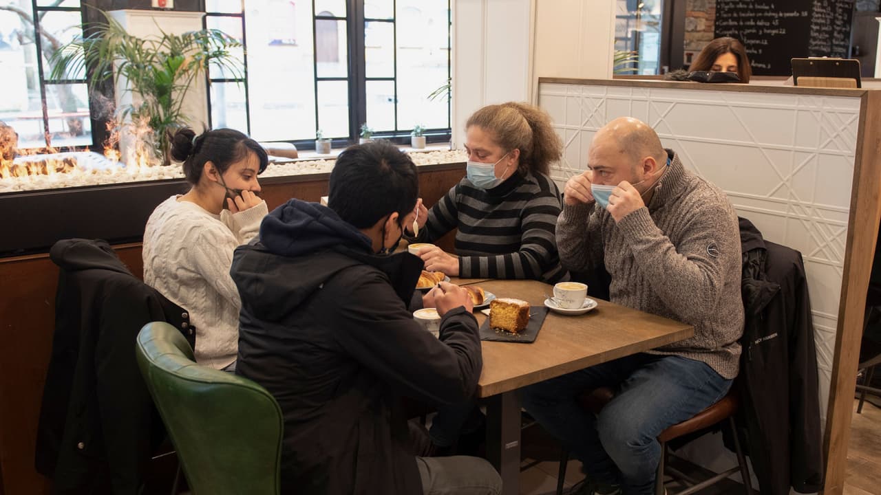 El departamento de salud informó que el condado de Los Ángeles cumple con los requisitos del estado para 
<b>pasar a la etapa roja de reapertura,</b> por lo que a partir del 15 de marzo más negocios tiene luz verde para recibir más usuarios.