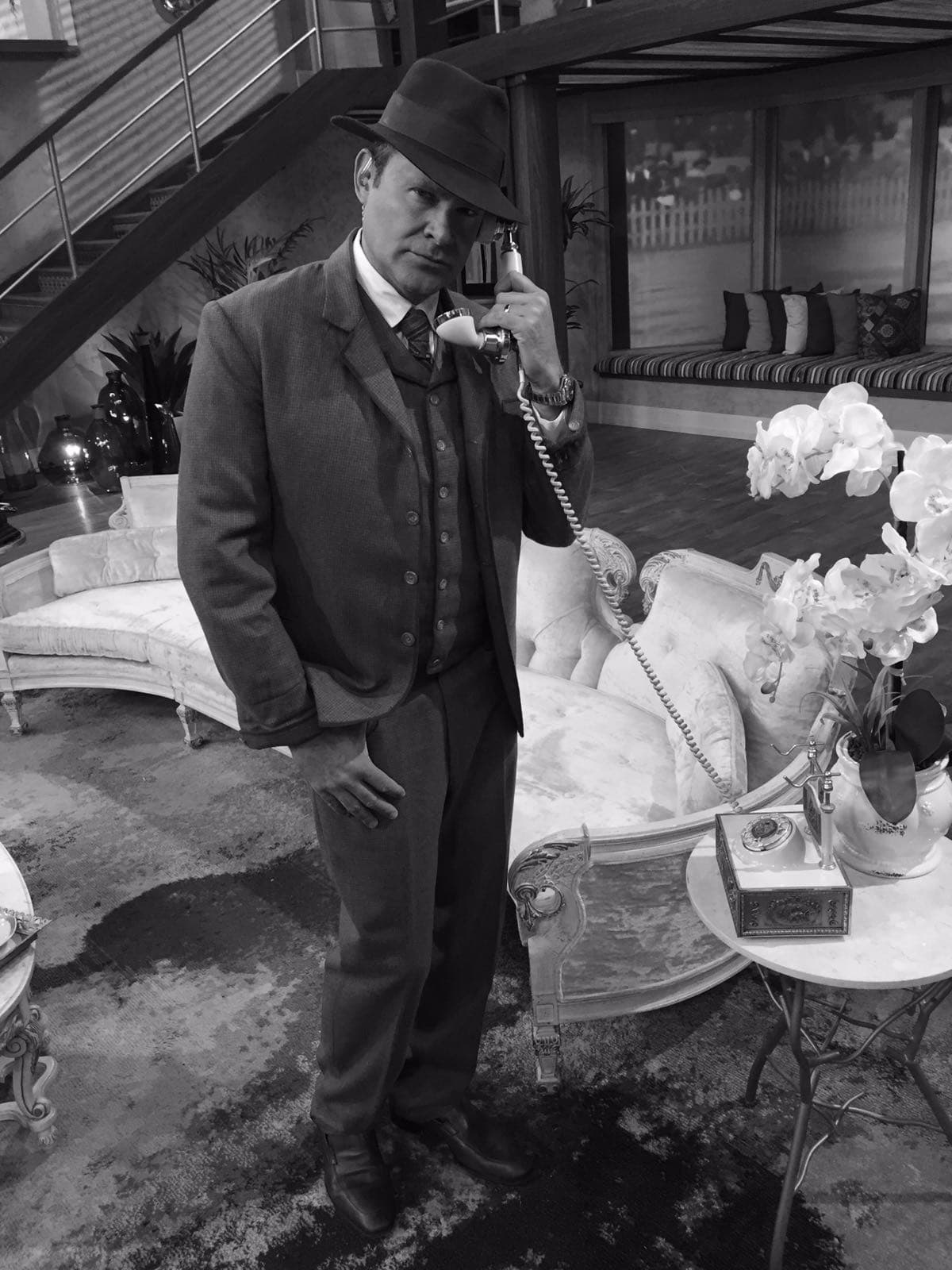 ¿Qué tal se ve Alan? Los hombres de los años 20 vestían elegantemente. El sombrero era un detalle que no podía faltar.