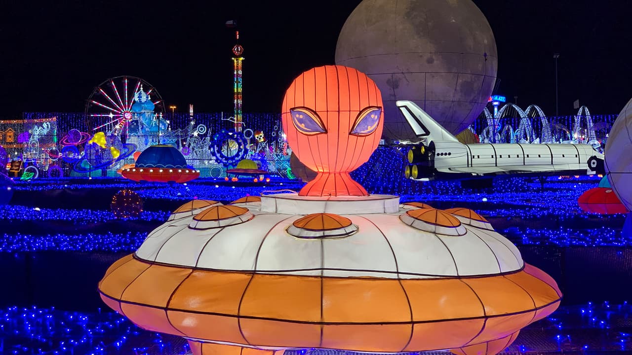 Como parte de la exhibición de la llamada “Ciudad Espacial” te presentan la vida en el espacio con ovnis intergalácticos.