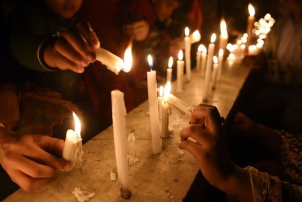 De igual manera en funerales o vigilias la gente enciende velas en forma de homenaje, para
<b> iluminar el camino de las almas</b> al más allá.