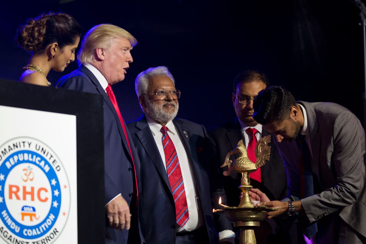 <b>El lado étnico de Trump - </b>Donald Trump se unió a la ceremonia de la iluminación de la vela 'Diva' durante un evento de recaudación de fondos contra el terrorismo, organizado por la Coalición Republicana Hindú.
<b><a href="https://www.washingtonpost.com/news/worldviews/wp/2016/10/27/trump-speaks-hindi-with-a-new-york-accent-in-a-new-campaign-ad/?utm_term=.05d961782ce6" target="_blank">Trump realizó un comercial en el que usó estas imagenes y hasta se atrevió a hablar hindi</a></b>, utilizando una adaptación del lema del primer ministro indio Narendra Modi: "El gobierno ahora triunfará".