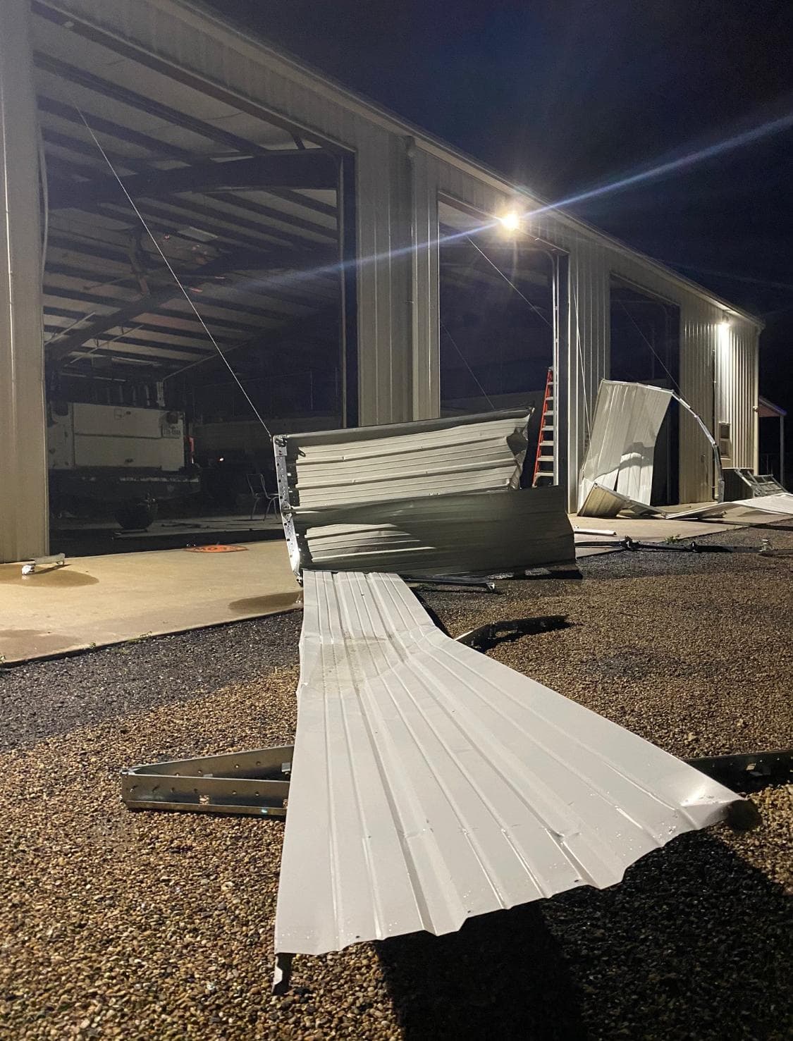 En el condado Johnson, daños ocacionados (en lo que luce ser un taller) por los fuertes vientos.