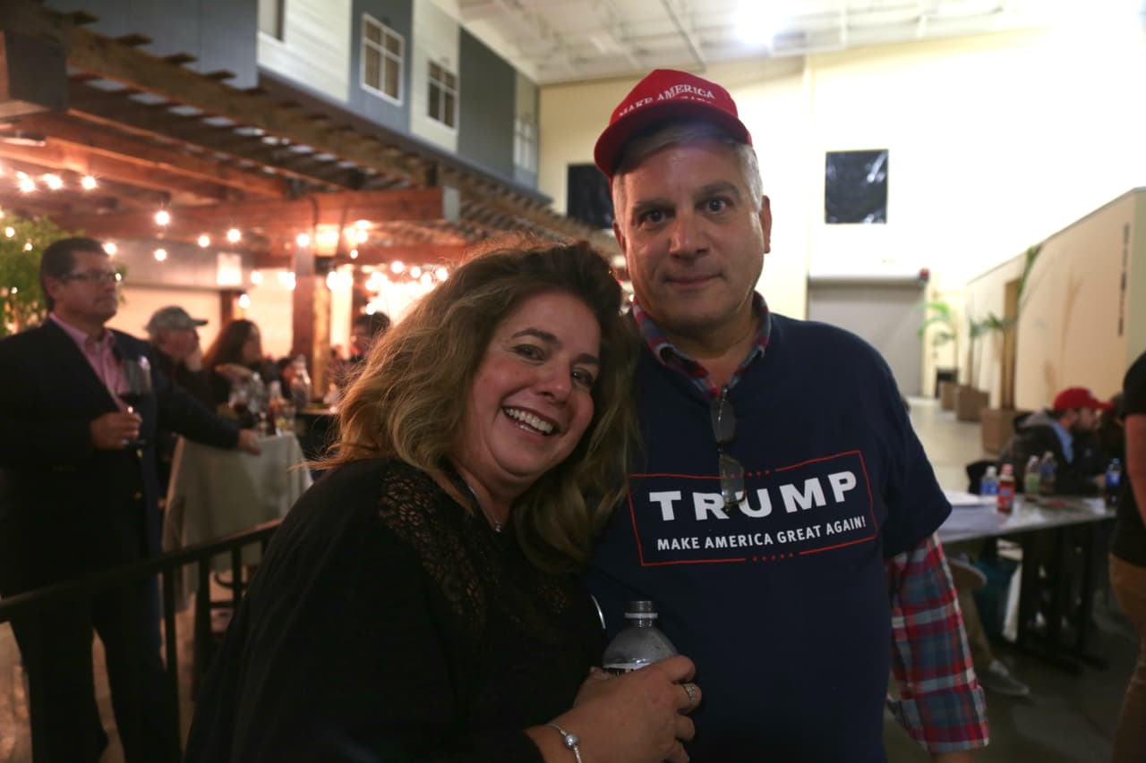 Dos seguidores leales de Donald Trump se encuentran en un mitin en Pennsylvania rural.
