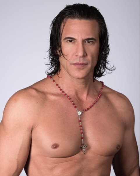 Jorge Aravena, el venezolano de 47 años está haciendo mucho ejercicio para marcar su cuerpo: "Tengo que confesar que no me gusta ir al gimnasio lo hago dos o tres veces al mes pero ahora, todo sea por ustedes, estoy trabajando diario", escribió en su Instagram.