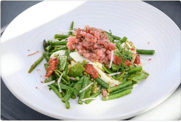 El
<b> tartar de atún rojo </b>es un delicioso entrante que puedes tener listo en menos de 30 minutos y que resulta perfecto para cualquier cena o celebración por su elegancia y frescura. 
<b>Aliñado al gusto con distintos encurtidos y salsas</b>, resulta un delicioso plato que se comparte con facilidad. 
<br>