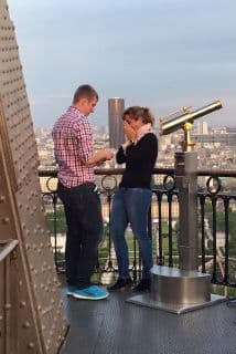 Propuesta de matrimonio en la Torre Eiffel. Foto tomada de Facebook.