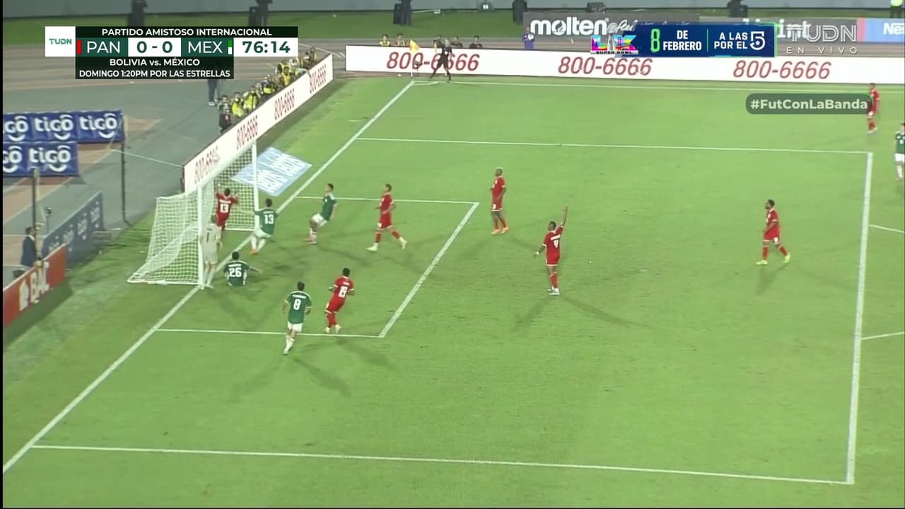 ¡'Hormiga' entra solo al área y la pelota termina en el poste!