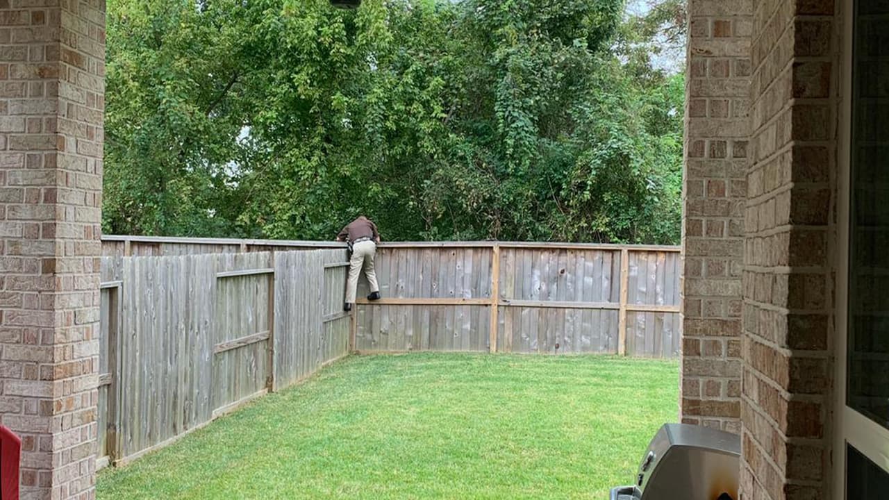 Los investigadores creen que el sospechoso podría estar huyendo en un automóvil Audi 2012, color oscuro, placas: MPJ 4907..