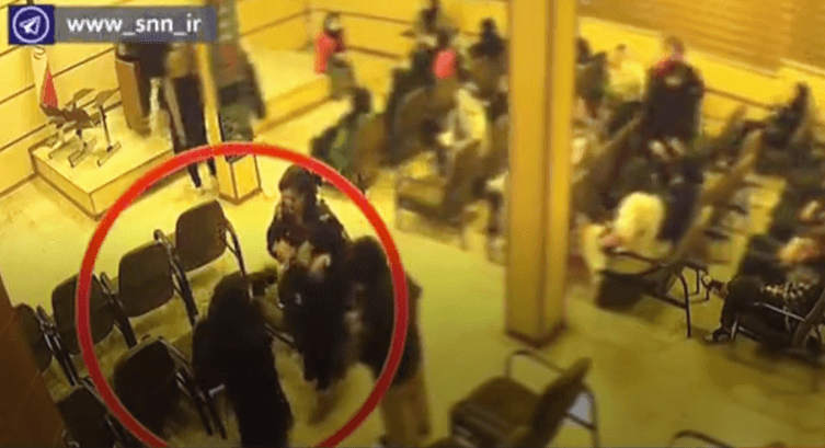 La policía publicó un video fuertemente editado en el que quien dicen es Amini parece desvanecerse para avalar la tesis de que ya estaba mal de salud. Su familia niega que tuviera ningún problema y aseguran que era una joven sana de 22 años.