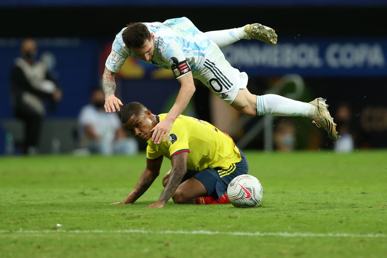 Colombia frenaba a Messi con constantes faltas.