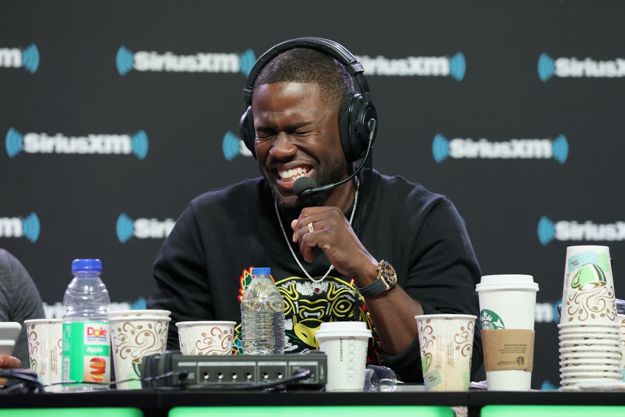 De acuerdo al sitio de noticias, Kevin pudo escapar milagrosamente del accidente con la ayuda de un guardaespaldas, pero fue trasladado de urgencia a un hospital con lo que los policías llamaron "
<b>una lesión grave en la espalda".</b>
<br>