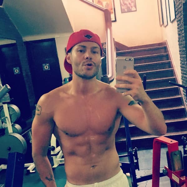 Después de culminar la universidad decidió enfocar su carrera en la música y es así como lanza su primer sencillo titulado “Vámonos”.