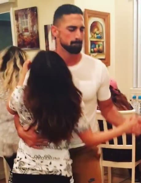 Becky G está tan feliz viviendo esta etapa que no se resistió y hasta puso a bailar a Sebastián al ritmo de música norteña...