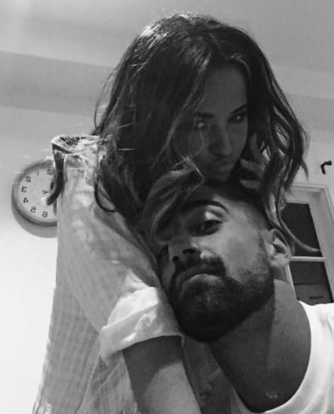 Esta tierna imagen dice más que mil palabras. La pareja compartió esta foto con todo su publico a través de las redes sociales con el mensaje: "Finally", lo que hace pensar que están dando a conocer que entre ellos hay más que amistad.