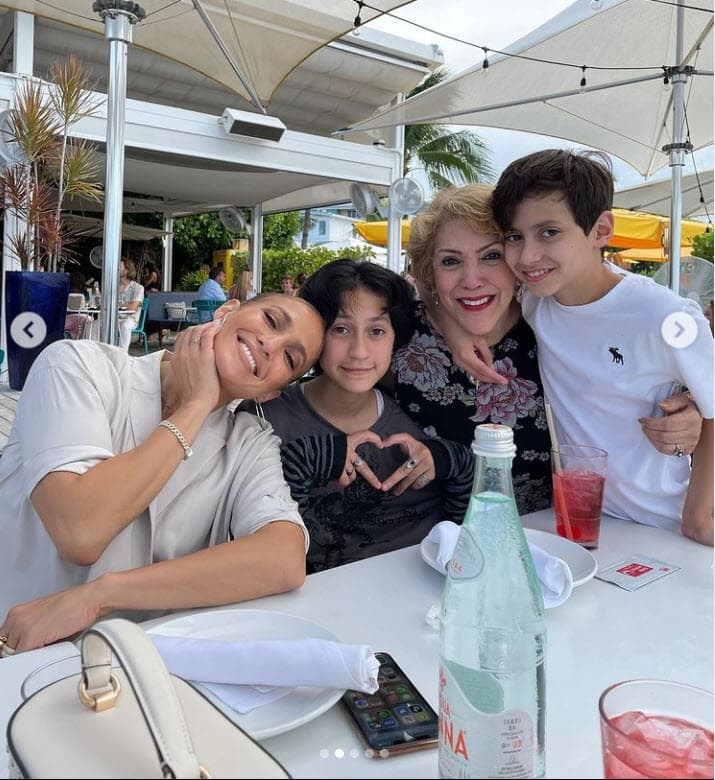 <b><a href="https://www.univision.com/temas/jennifer-lopez" target="_blank">Jennifer López celebró el Día de la Madre </a></b>con sus hijos, los mellizos Emme y Max, y su mamá, Guadalupe Rodríguez. 
<br>