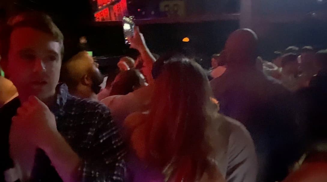 En Miami la fiesta sigue en la noche como si no existiera la pandemia 