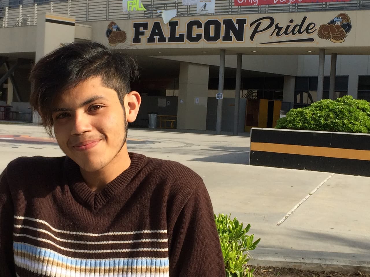 Hace dos años, este joven mexicoamericano no sabía inglés, ahora es un estudiante modelo