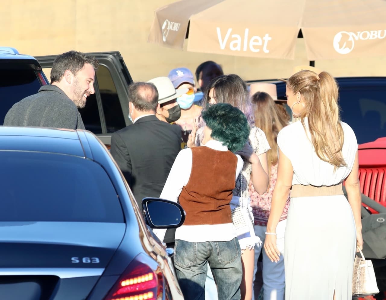 De acuerdo con infomación de Page Six, 
<b><a href="https://pagesix.com/2021/06/14/ben-affleck-jennifer-lopez-kiss-at-dinner-in-pda-packed-photos/" target="_blank">Ben y Emme,</a></b> la hija de Jennifer, 
<b>se mostraron muy divertidos</b> cada vez que platicaban.
<br>