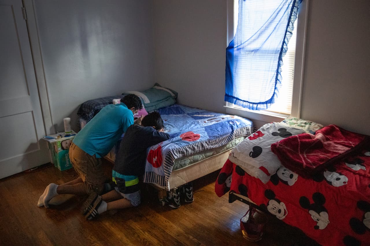 “Amo a los indocumentados”: las contradicciones del migrante que demandó para que familias sin papeles no reciban $1,000