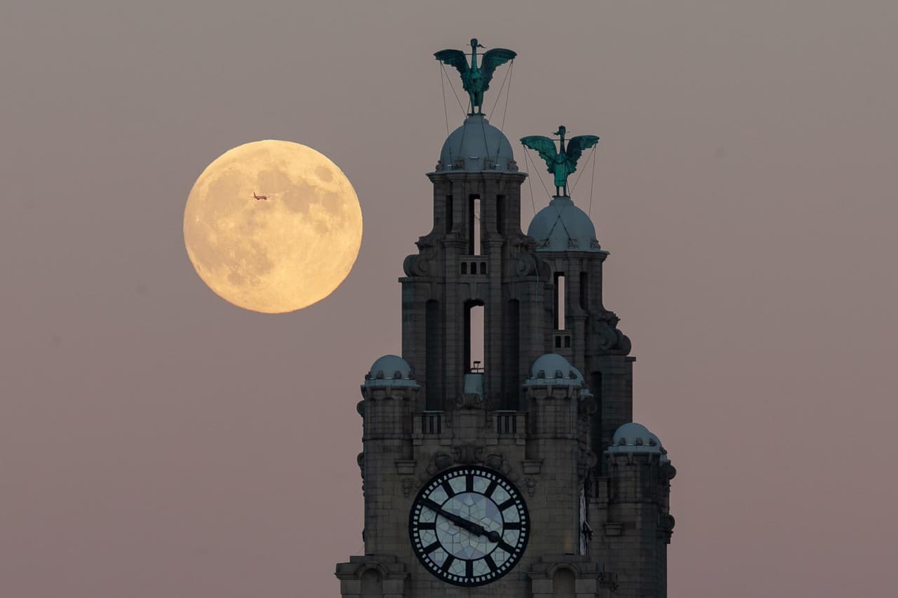 “El 7 de diciembre es uno de esos momentos mágicos en los que el cielo cambia dramáticamente frente a nuestros ojos”, dijo la NASA en un video explicativo sobre la 'Luna fría' y el eclipse de Marte. Acá se ve detrás de la cúpula de un edificio en Liverpool, Reino Unido.