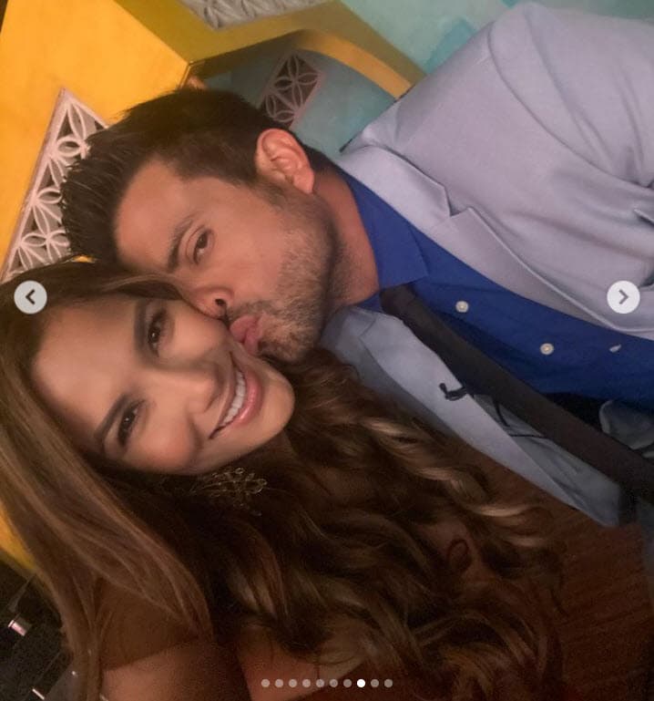 "
<b><a href="https://www.instagram.com/p/CKkYzTujYTb/?igshid=ee7km38zz3td" target="_blank">¿Qué hago con nuestros sueños?</a></b> ¿Con nuestros anhelos? Casémonos mi amor, solo con tu familia y la mía, sin nada ostentoso, sin nada de lujos, y mejor nos viajamos el mundo en nuestra luna de miel", escribió en una parte del texto.
<br>