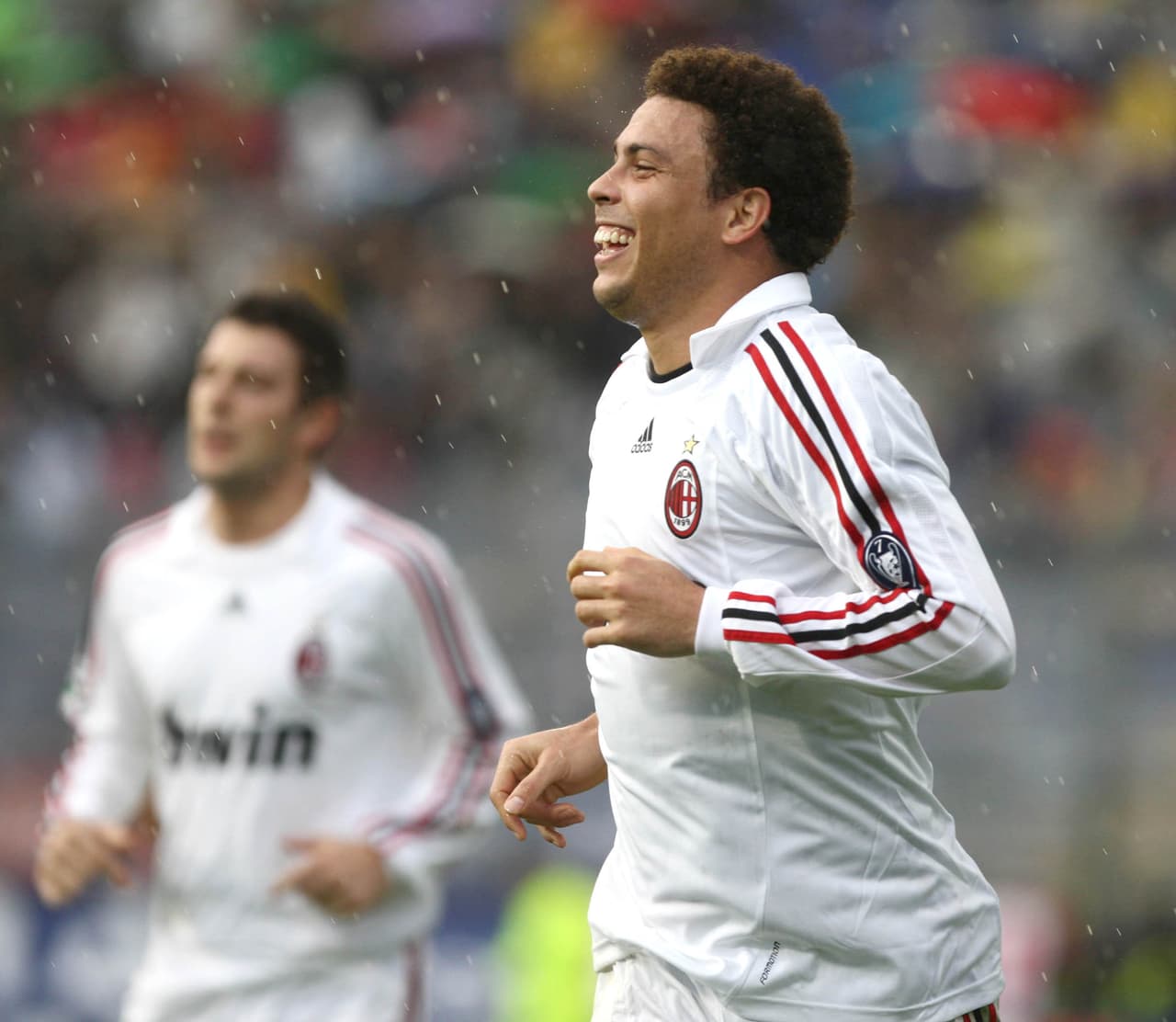 Jugando para el A.C. Milan, en el 2008, Ronaldo Nazario fue vinculado en un escándalo con travestis en su natal Brasil. Esa polémica llevó a la marca de telefonía TIM a finalizar su contrato con él.