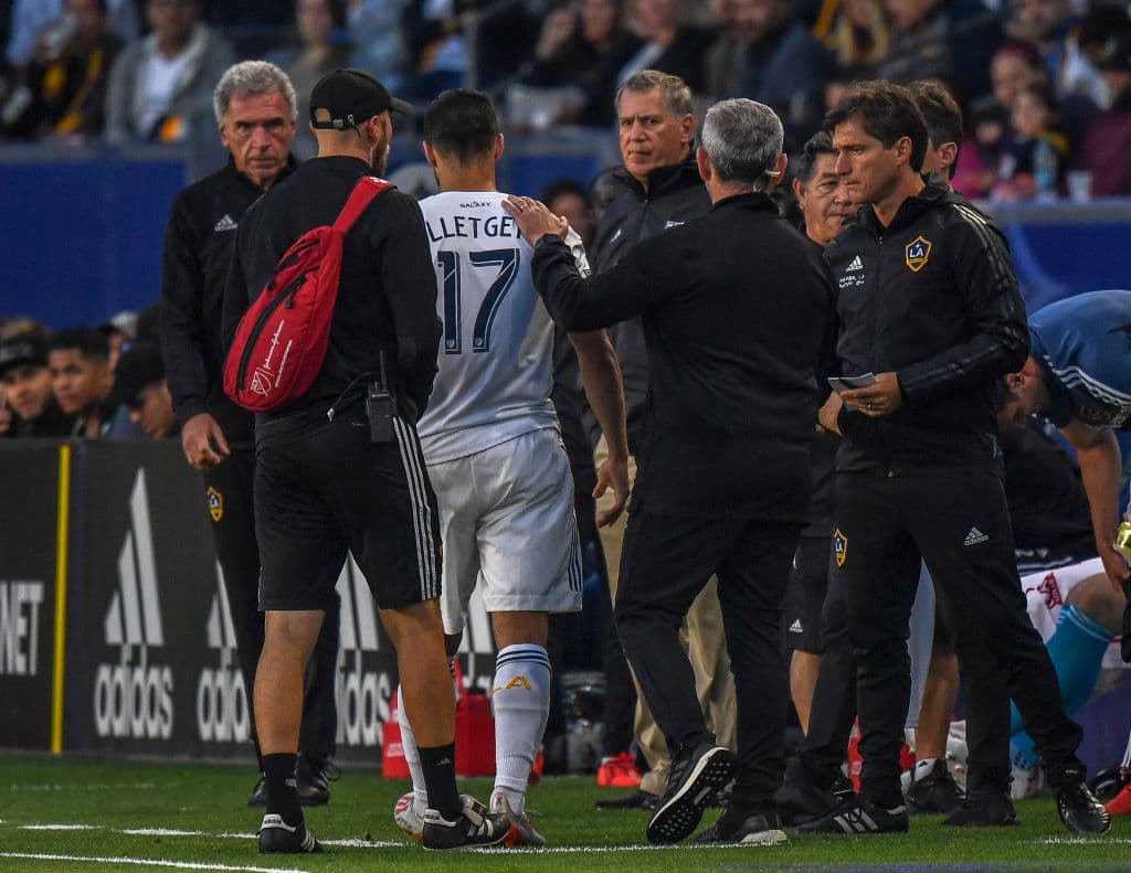 Apenas a los 10 minutos de juego el mediocampista Sebastian Lletget (centro) se fue lesionado, situación que preocupa al Team USA a pocos días de la Copa Oro.