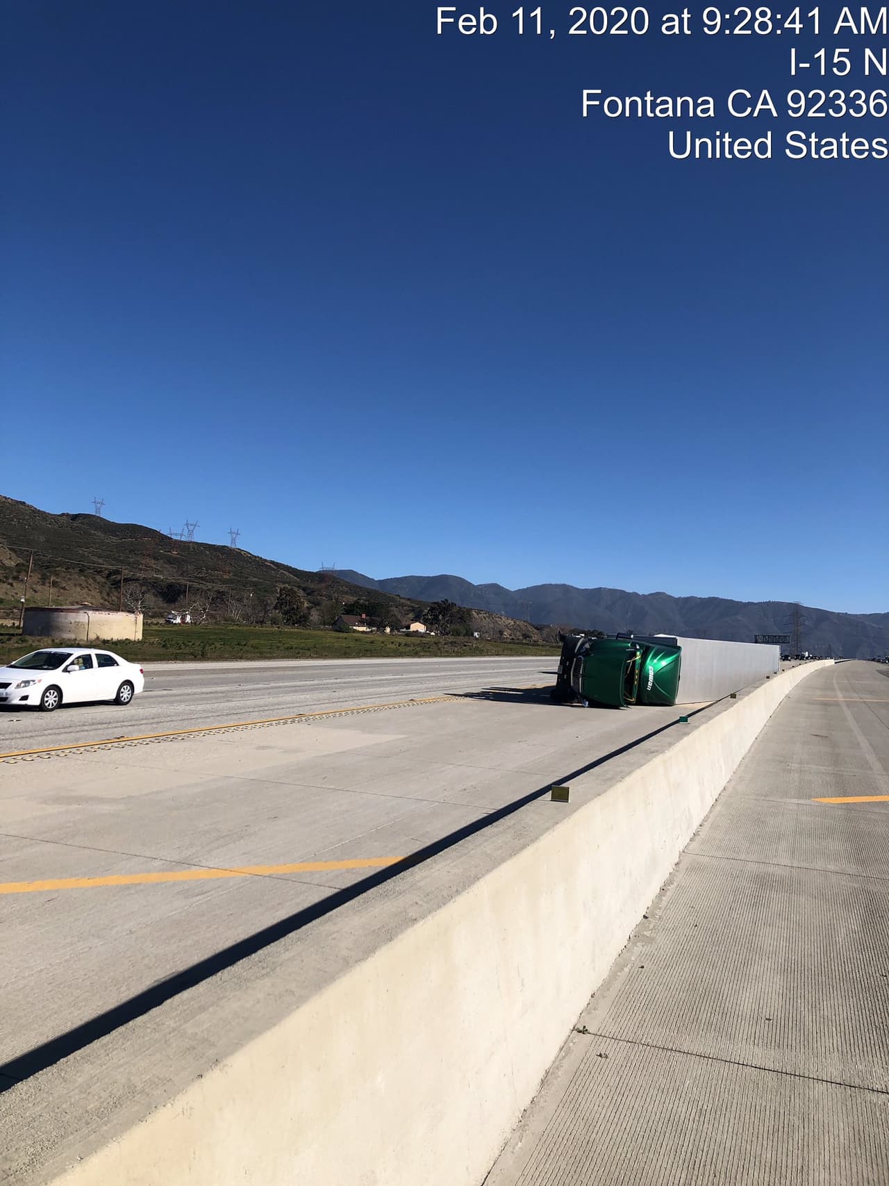 "Eviten transitar en las vías si es posible. No maneje cerca de camiones y vehículos grandes", publicó Caltrans.
<br>