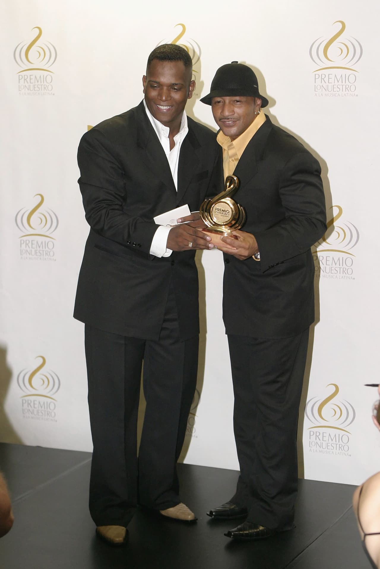 Willy García y Javier Vásquez, ex integrantes del Grupo Niche, ganaron el premio Mejor Nuevo Artista del Año en la categoría Trópical con su nueva creación, grupo El Son de Cali. Durante ese año, en 2004, publicaron su segundo álbum títulado: 'Creciendo'.