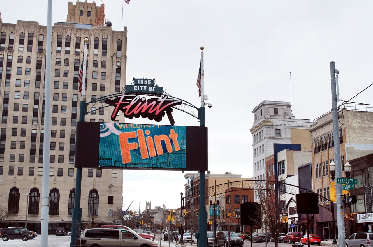 <b>2. Flint, Michigan. </b>Población: 97,379. Valor promedio de las casas: 28,200 dólares. Tasa de pobreza: 44.5%. Residentes con estudios universitarios: 10.5%. En todo el estado de Michigan, uno de los peores en el ránking, solo viven 477,000 hispanos. Flint tiene la tasa de pobreza más alta de cualquier ciudad del país. La tasa de desempleo del de la ciudad (9.8%) duplica la estadística nacional. Tuvo 1,587 crímenes violentos por cada 100,000 habitantes en 2016, más del triple de la estadística del estado.