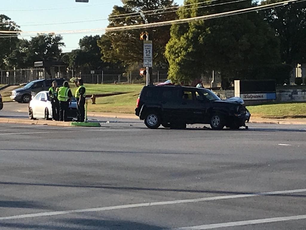 Conductor impacta un peatón en el norte de Austin