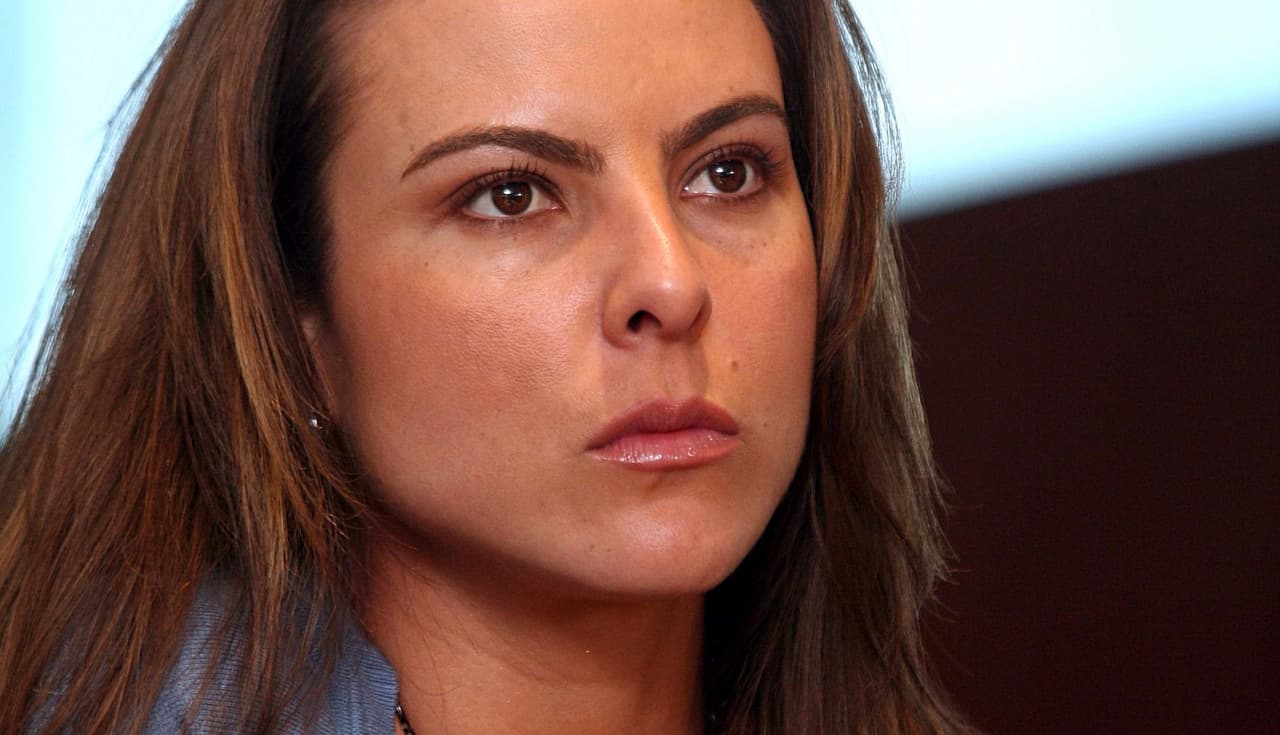 "Si ella hubiera hecho cosas buenas, aunque su marido haya hecho cosas terribles o lo que sea, 
<b><a href="https://www.univision.com/noticias/trending/el-fin-de-un-amor-o-de-un-contrato-las-polemicas-que-rodearon-el-matrimonio-de-angelica-rivera-y-pena-nieto" target="_blank">ella tendría tal vez otra reputación</a></b>", agregó Kate del Castillo.
<br>