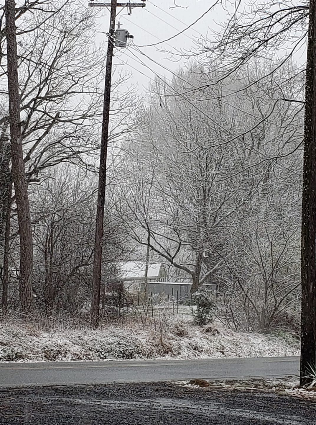 Al menos unos 12,000 hogares no contaban con electricidad a primera hora del viernes. Al momento unos 6,000 hogares continúan sin luz.