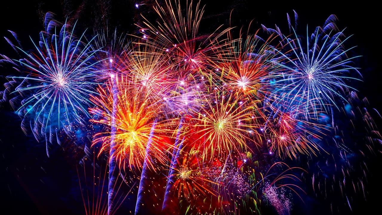 <h3 class="cms-H3-H3">En Frisco: libertad, fútbol y fuegos </h3>
<br>
<a href="https://friscofreedomfest.org/" target="_blank">🎆 Frisco Freedom Fest </a>
<br>
<b>Cuándo: </b>Viernes 4 de julio, desde las 6:00 p.m. 
<br>
<b>Dónde: </b>Frisco Square y alrededores del Toyota Stadium 
<br>
<b>Fuegos artificiales: </b>Alrededor de las 9:50 p.m. 
<br>
<b>Lo que habrá: </b>Expo infantil, zona de juegos, exhibición de autos, conciertos y fuegos justo al terminar el partido de FC Dallas. Todo es gratis. No se permite alcohol ni mascotas.