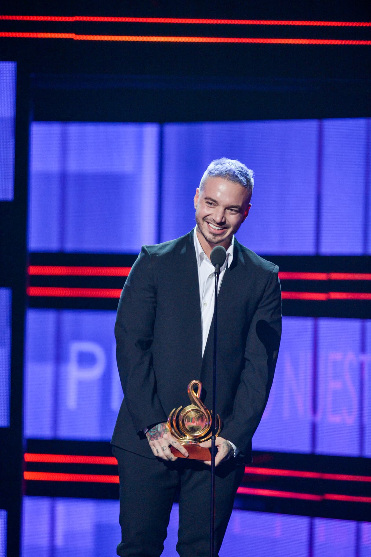 J Balvin recibió emocionado y sin palabras el galardón a Artista Premio Lo Nuestro del Año.