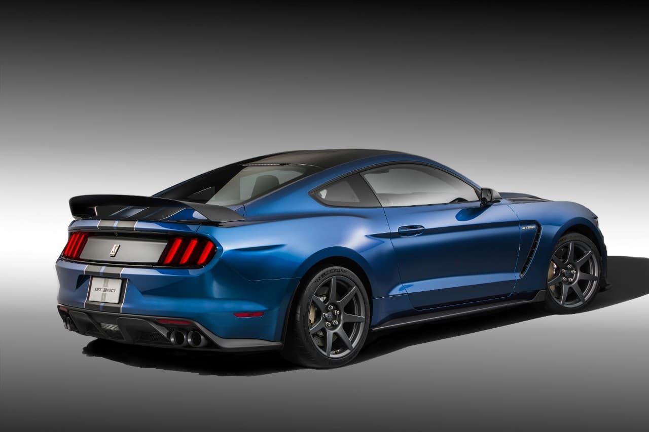 En cuanto a su mecánica, el 
<b>Mustang Shelby GT350R</b> trae el mismo 
<b>motor V8 de 5.2 litros pero mejorado</b>, a tal punto que alcanza los 
<b>500 caballos de fuerza</b> gracias a mejoras en sus tomas de aire.