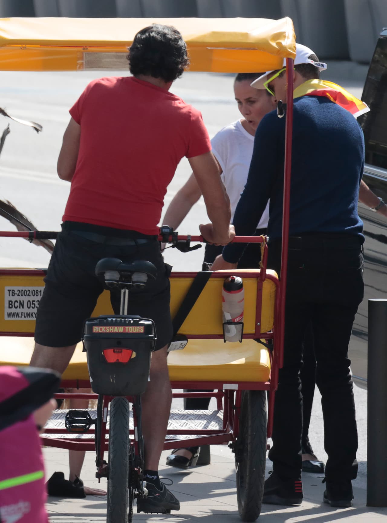 Shakira, con pantalones de cuero en la primera de Barcelona, y una gorra que dice "I love Barcelona".