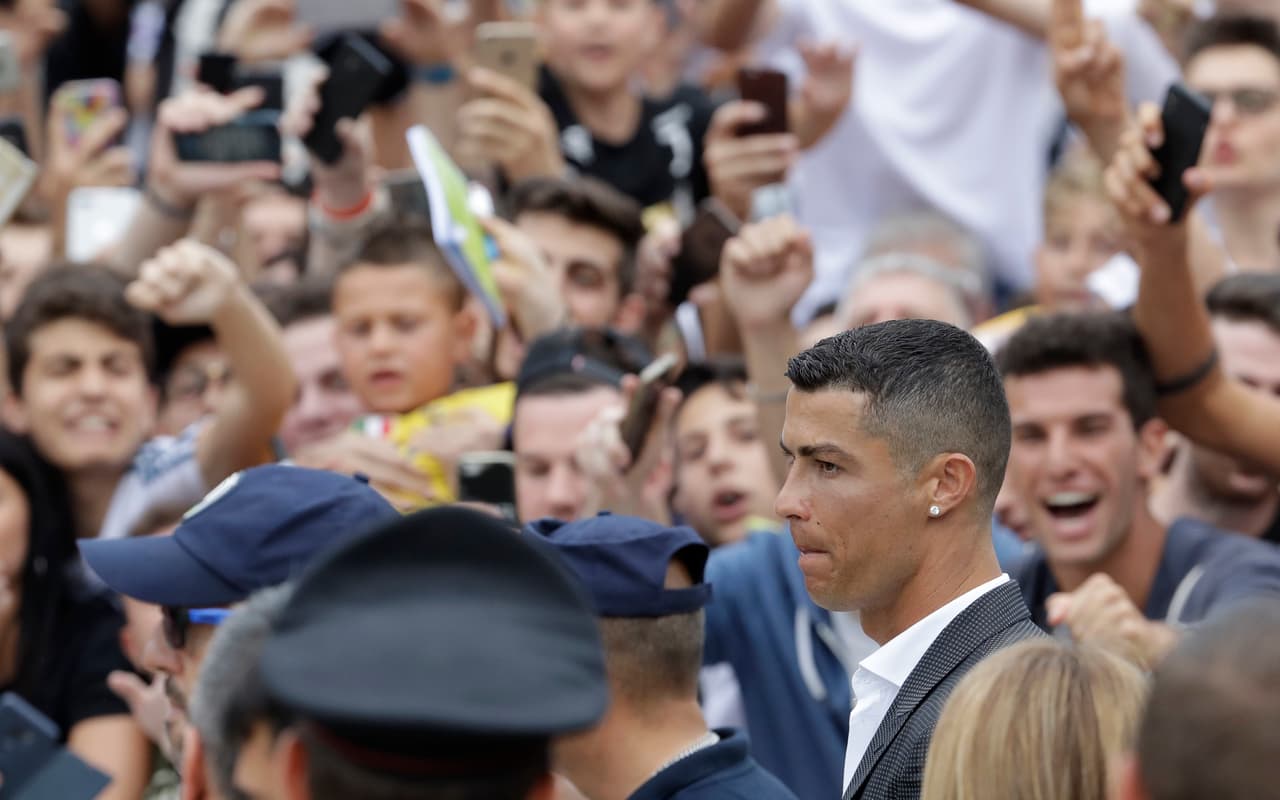 El portugués, que viajó el domingo a Turín (norte) en su avión privado, entró por una puerta reservada del J Medical y salió para saludar a la multitud de aficionados que le esperaban.