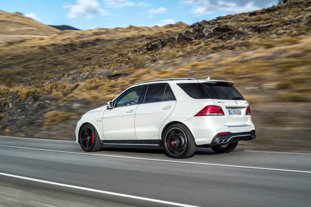 <b>Mercedes-AMG GLE 63 S 2018</b>
<br>Otro Mercedes-AMG en esta lista de camionetas poderosas. Está equipada con un motor V8 de 5.5 litros con 577 hp y 561 caballos de fuerza, acoplado a una transmisión automatizada de siete velocidades. Esta camioneta es para cinco pasajeros y su precio inicia en 102,550 dólares.